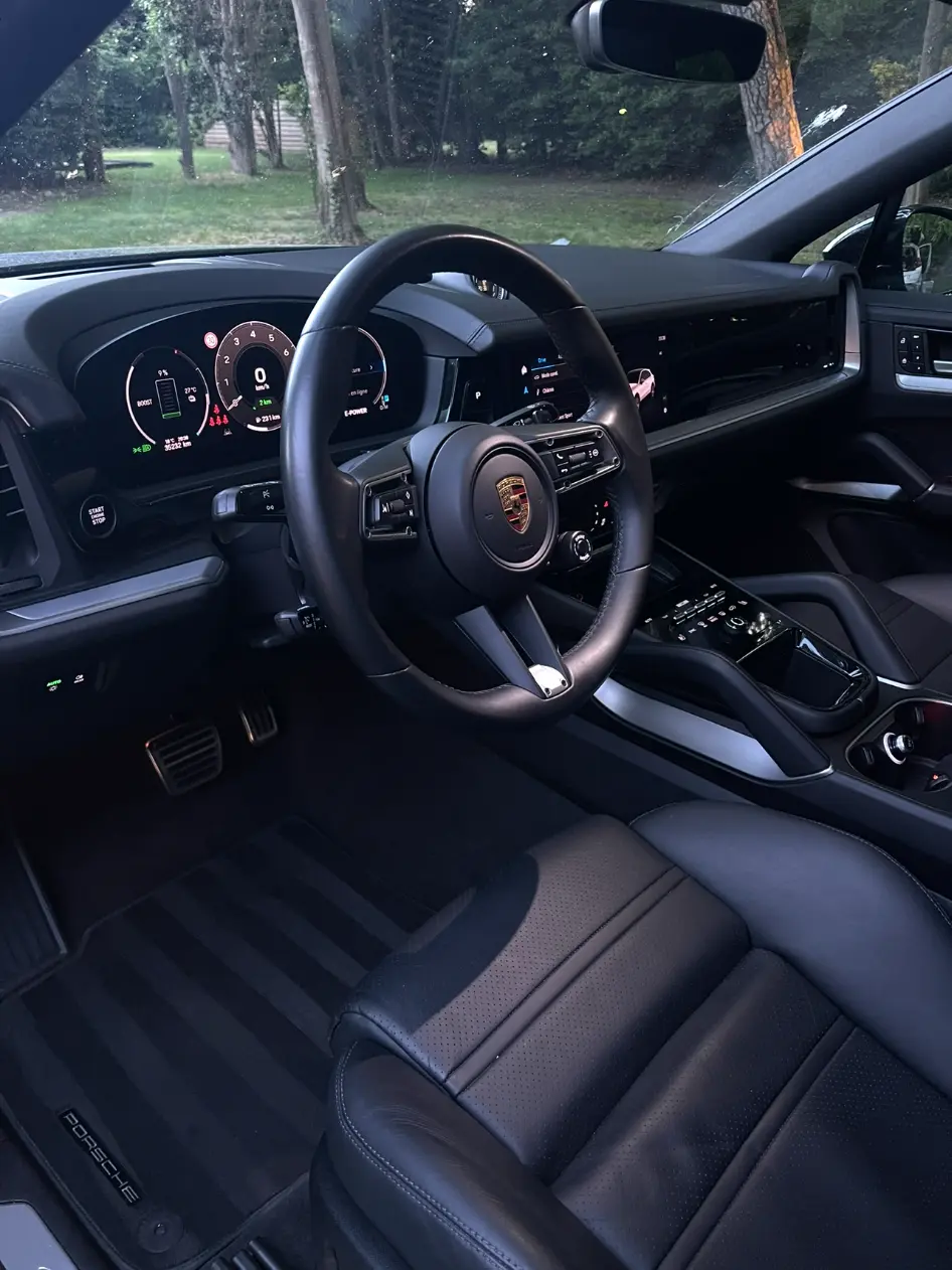 Intérieur d'une Porsche Cayenne après nettoyage par Clean'R Auto à Orange